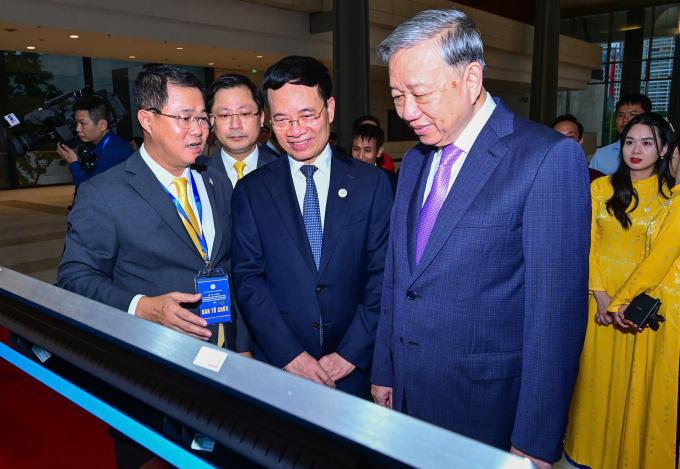 Tổng bí thư Tô Lâm và Bộ trưởng Nguyễn Mạnh Hùng tra cứu cơ sở dữ liệu 10.000 liệt sĩ ngành Bưu chính Viễn thông và Khoa học Công nghệ. Ảnh: Giang Huy